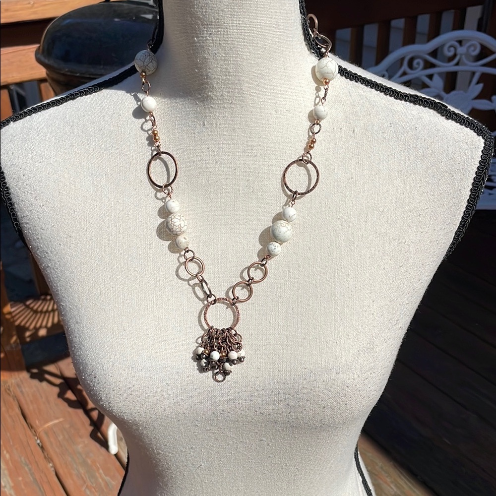 Elegant White and Gold Necklace costume jewelry